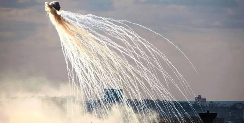 صحنه‌ای از بارش بمب‌های فسفری توسط نیروی هوایی اسرائیل روی آسمان غزه