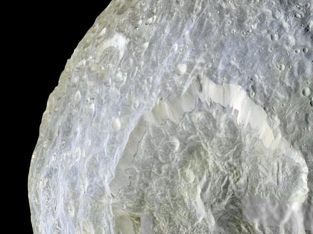 تصویر روز ناسا: دهانه عظیم هرشل بر قمر کوچک زحل