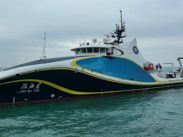 اولین کشتی خودران مبتنی‌بر هوش مصنوعی چین با قابلیت حمل پهپاد شروع به کار کرد