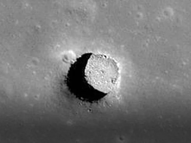 کشف حفره های در ماه که دمای آنها برای کار و زندگی مناسب است