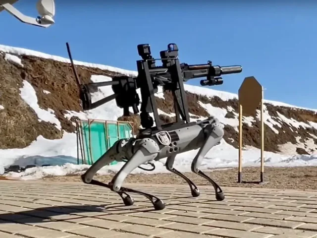 سگ رباتیک روسی مجهز به مسلسل خودکار با قیمت ۳.۰۰۰ دلار رونمایی شد