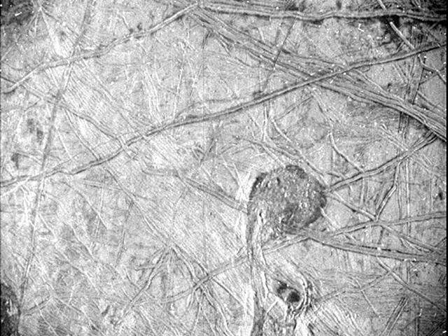 فضاپیمای جونو تصویر حیرت‌انگیزی از سطح قمر «اروپا» سیاره مشتری ثبت کرد