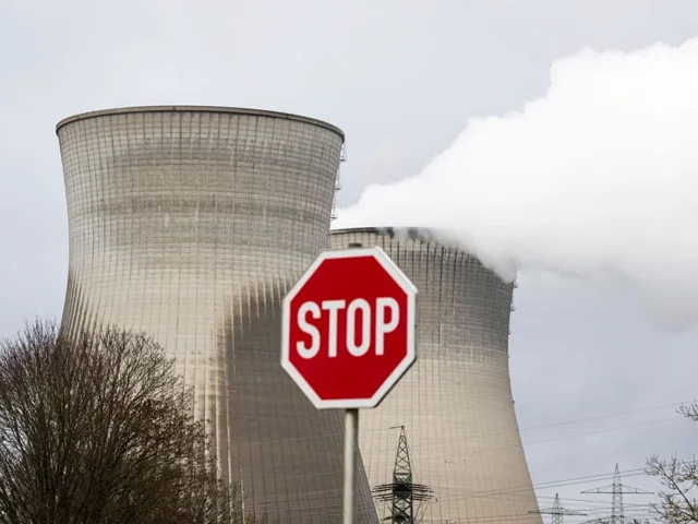 آلمان سه نیروگاه از شش نیروگاه هسته‌ای اخیر خود را تعطیل کرد