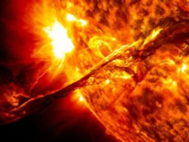 یک شراره خورشیدی خطرناک احتمالا در روزهای آینده به سمت زمین پرتاب می‌شود