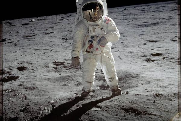 آب یخ فشان های ماه برای نوشیدن و حمام فضانوردان آینده