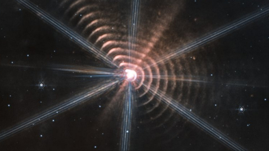 شاهکار جیمز وب: حلقه‌های کربنی عجیب