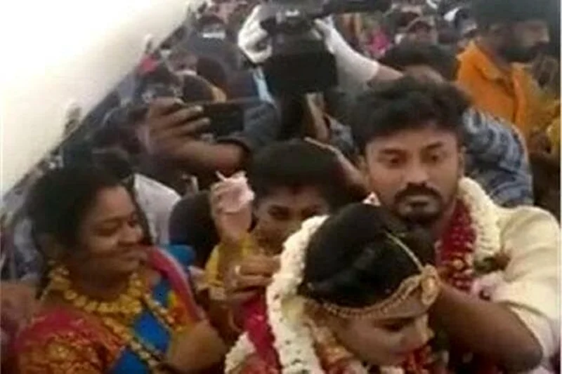 جشن عروسی در هواپیما برای فرار از محدودیتهای کرونایی!