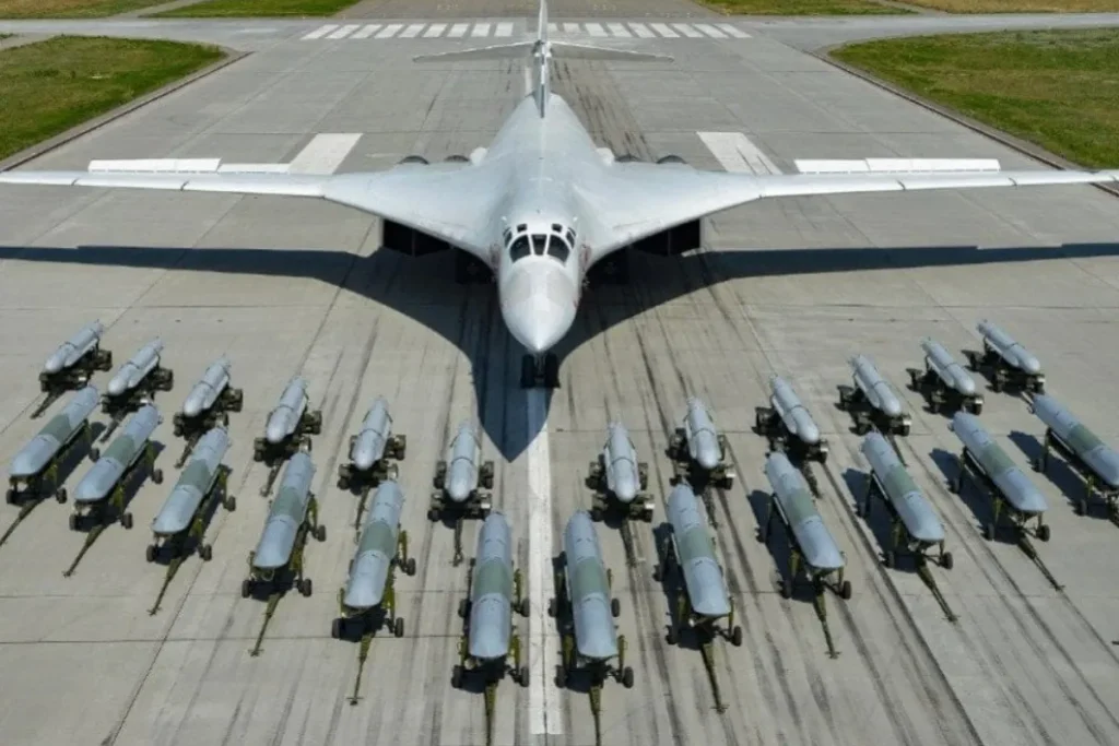 کدام بمب‌افکن بیشترین ظرفیت حمل مهمات را دارد؟