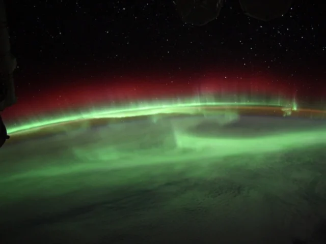 فضانوردان تصویر خیره‌کننده‌ای از شفق قطبی به اشتراک گذاشتند