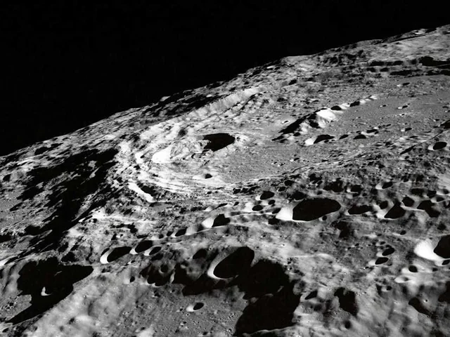 دانشمندان چینی روشی برای تولید سوخت و اکسیژن از خاک ماه پیدا کردند