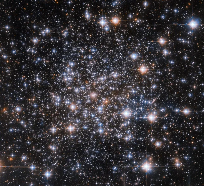 تصویر هفته هابل: کاوش معمای خوشه ستاره‌ای روپرشت 106