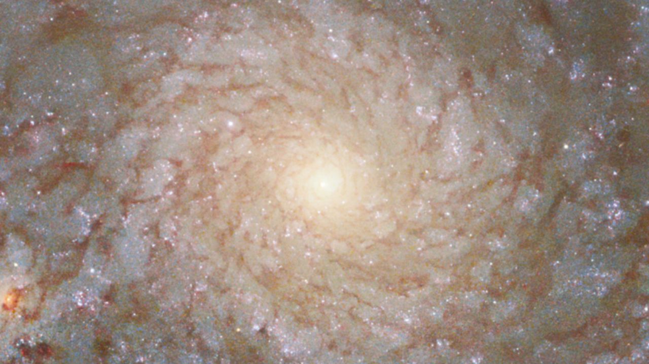 تلسکوپ هابل تصویری زیبا از یک کهکشان مارپیچ در فاصله 60 میلیون سال نوری ثبت کرد