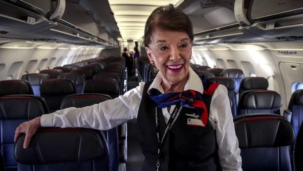 مسن‌ترین مهماندار جهان