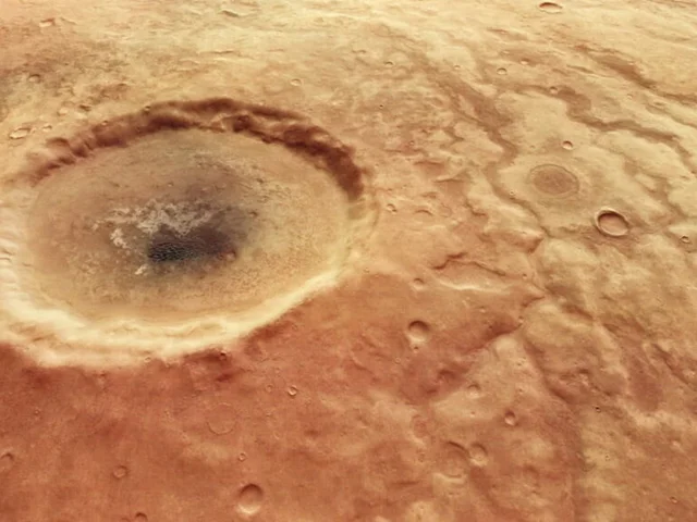 عکس جدید مریخ: حفره‌ای شبیه به چشمی بزرگ و ترسناک که به ستاره‌ها خیره شده است
