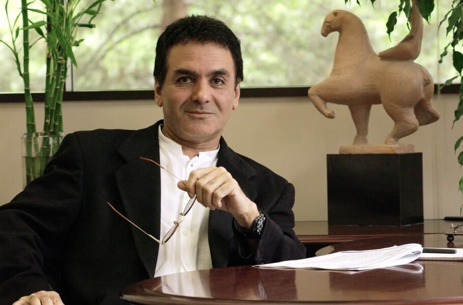 فیروز نادری، دانشمند ایرانی و یکی از مدیران ارشد سابق ناسا، در سن 77 سالگی درگذشت