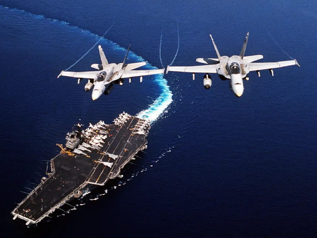 هر ناو هواپیمابر چند هواپیما را روی عرشه خود جای می‌دهد؟
